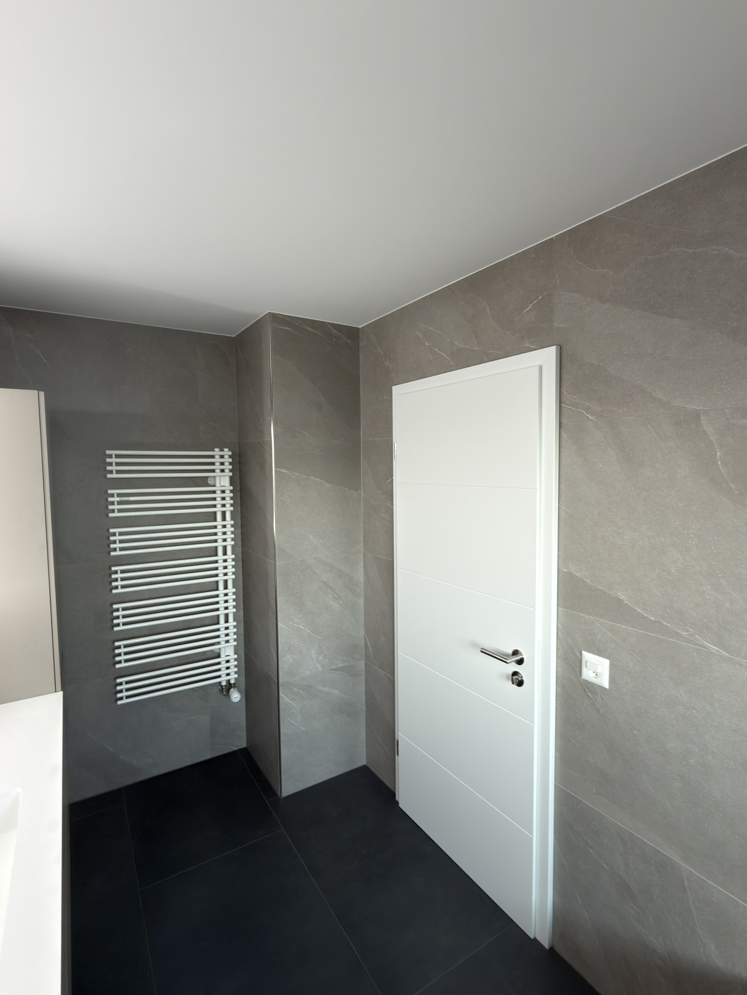 Badsanierung Bern modernes Badezimmer mit grossformatigen Fliesen