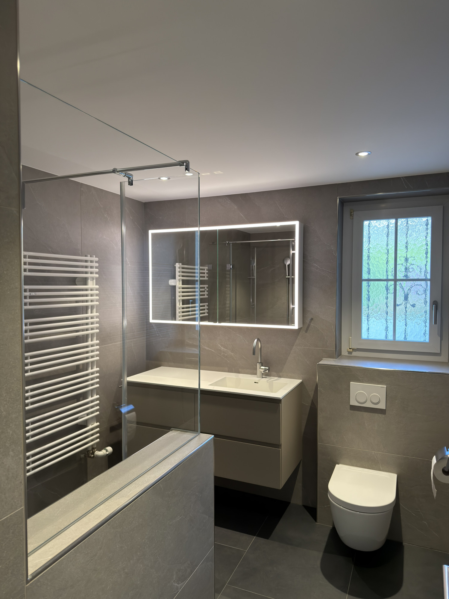 Dusche Badezimmer Bern moderne Fliesen Plattenlegerarbeiten