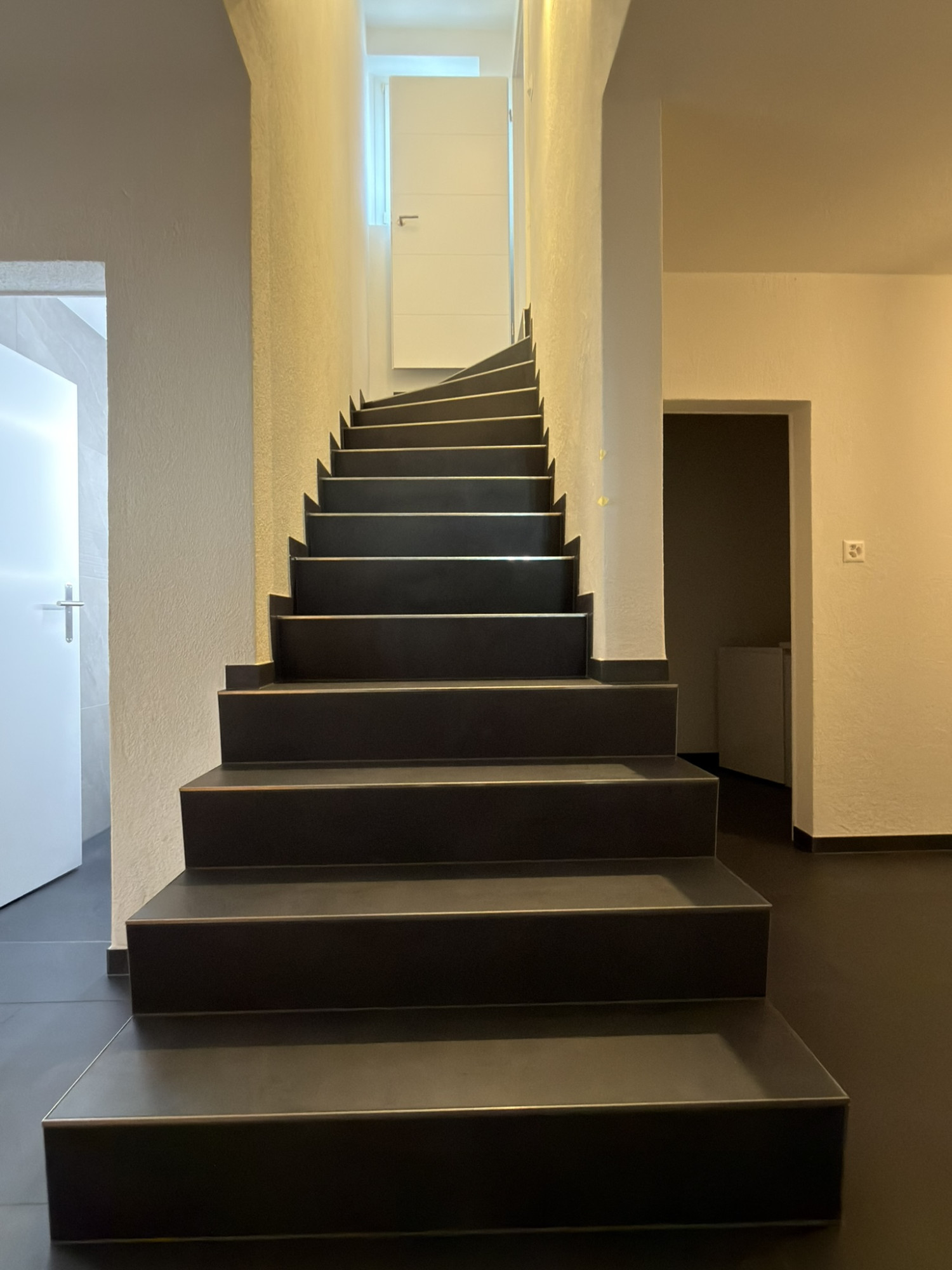 Eingangsbereich Treppe Bern moderne Bodenplatten verlegt